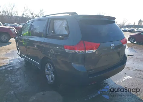 2011 Toyota Sienna Le V6 z USA, uszkodzony, nr VIN 5TDKK3DC3BS126460